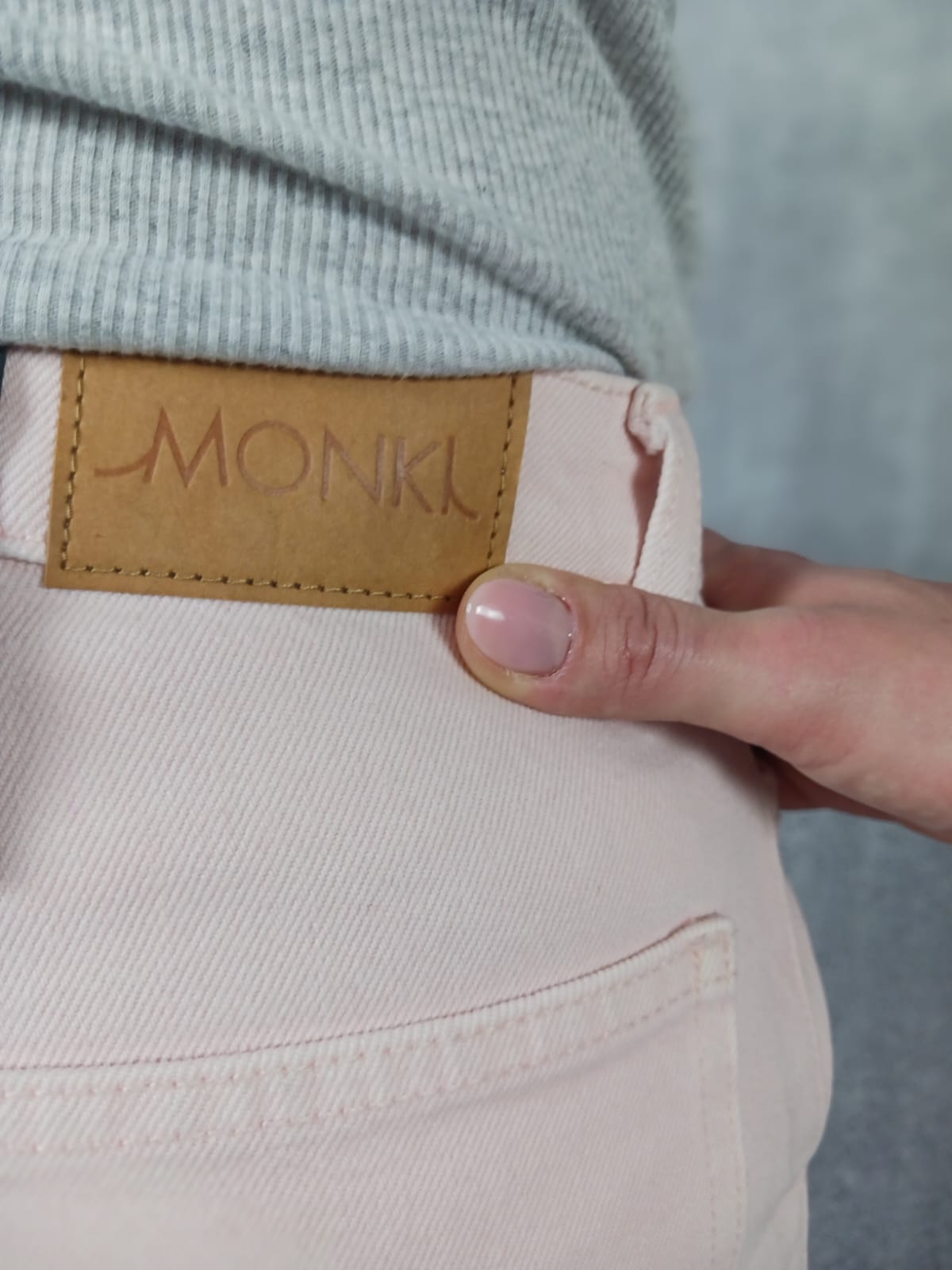 Łososiowe spodnie jeansowe MONKI