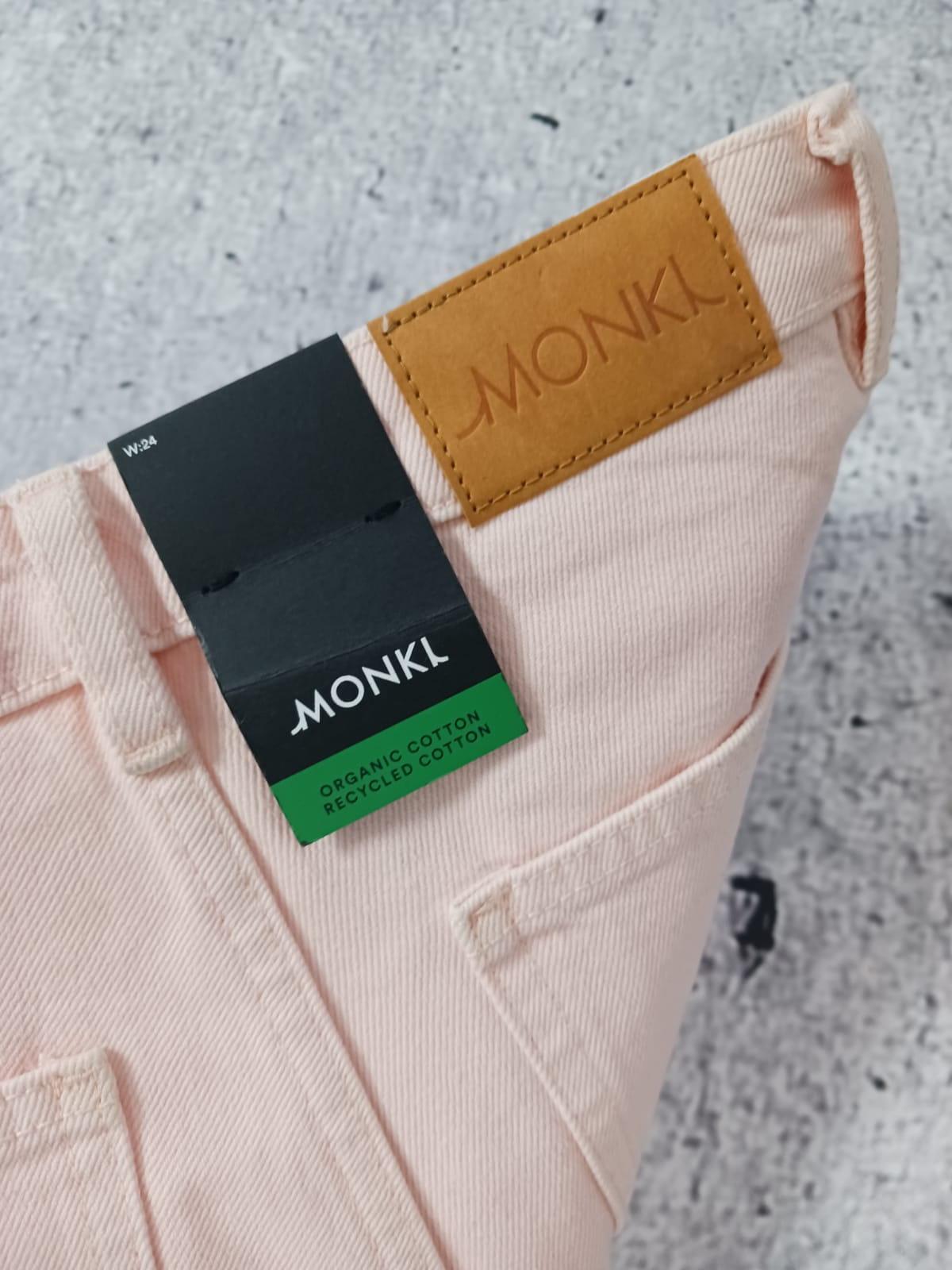 Łososiowe spodnie jeansowe MONKI