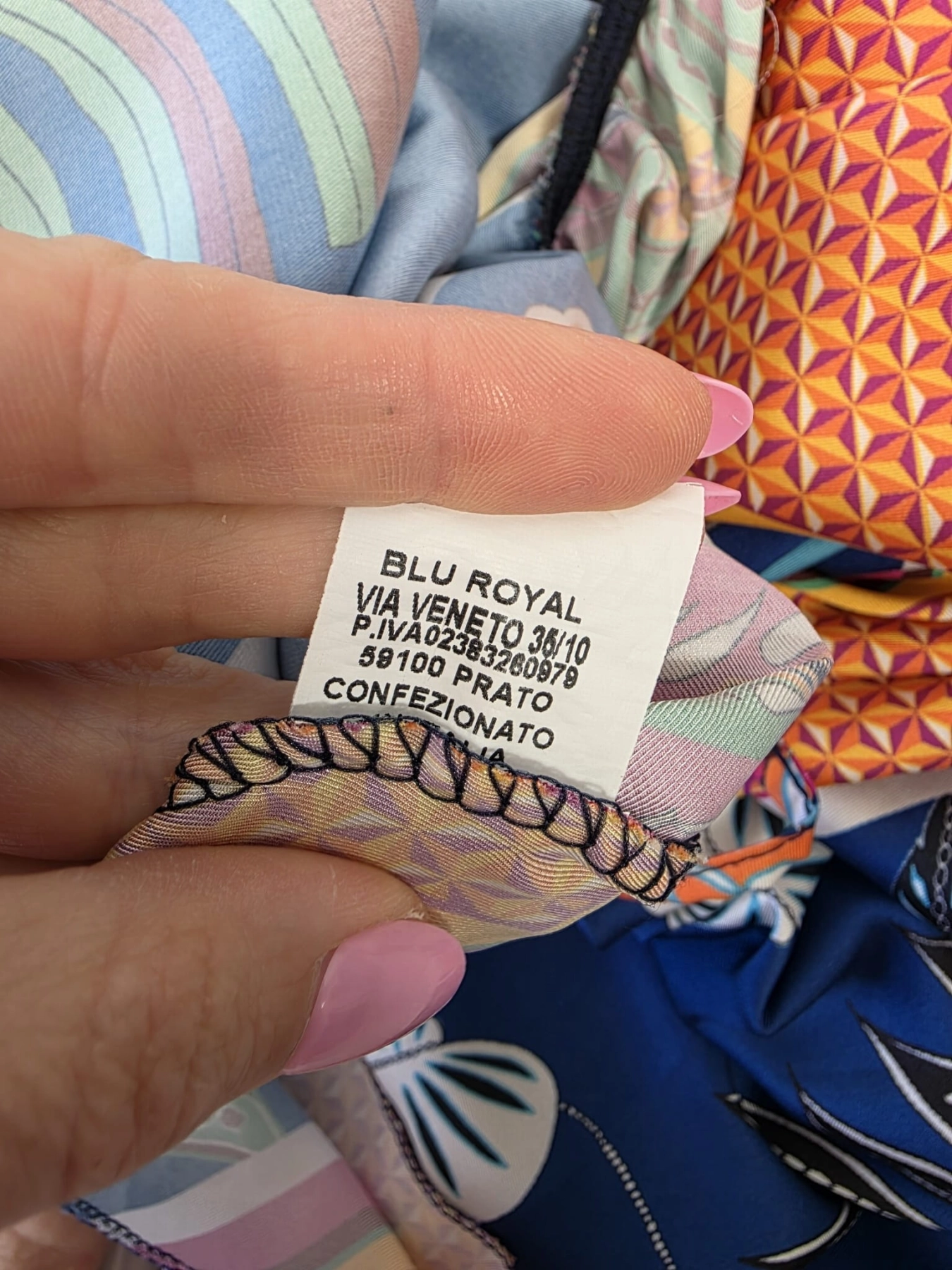 Włoska sukienka maxi premium marki Blu Royal w tropikalny wzór z kopertowym dekoltem i odkrytymi plecami, idealna na letnie wyjścia