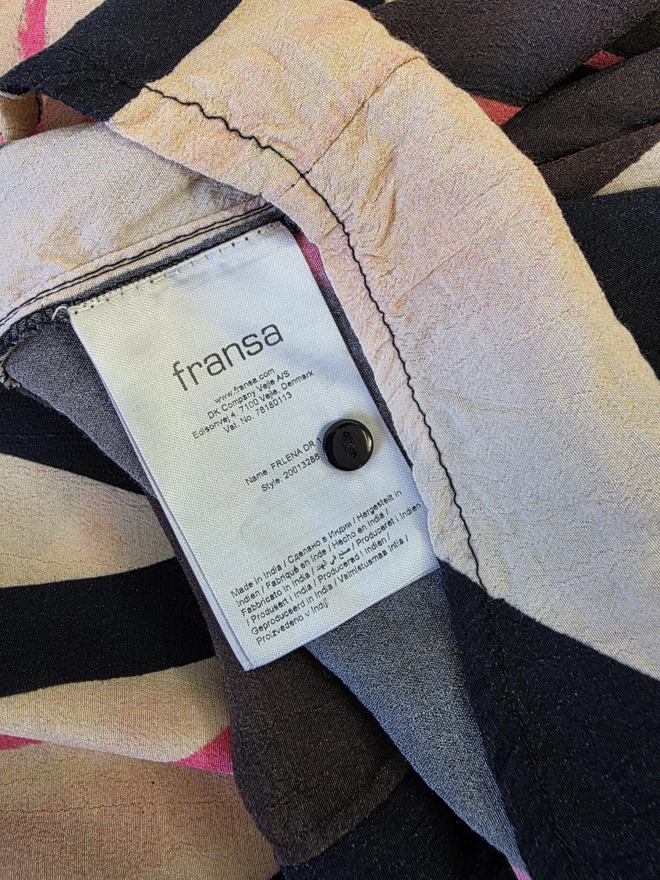 Oryginalna wzorzysta sukienka midi marki Fransa w rozmiarze XL, uszyta z ekologicznej wiskozy Lenzing Ecovero, idealna na wyjątkowe okazje i do codziennych, eleganckich stylizacji
