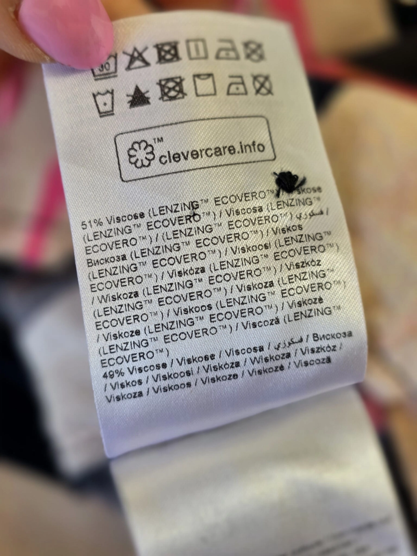 Oryginalna wzorzysta sukienka midi marki Fransa w rozmiarze XL, uszyta z ekologicznej wiskozy Lenzing Ecovero, idealna na wyjątkowe okazje i do codziennych, eleganckich stylizacji