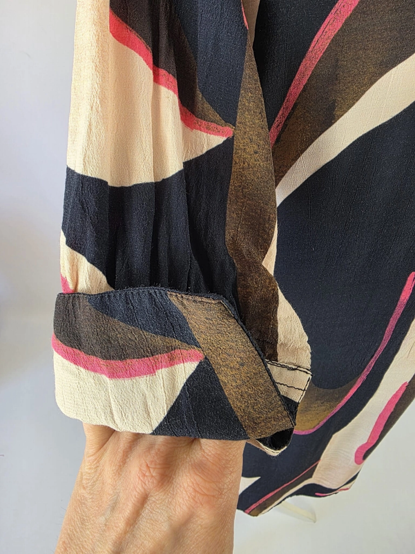 Oryginalna wzorzysta sukienka midi marki Fransa w rozmiarze XL, uszyta z ekologicznej wiskozy Lenzing Ecovero, idealna na wyjątkowe okazje i do codziennych, eleganckich stylizacji