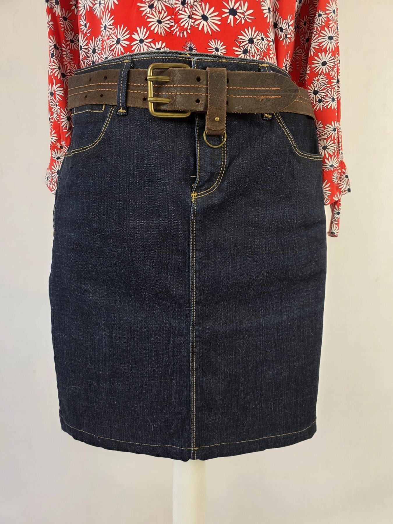 Modna stylizacja premium z odzieży używanej składająca się z czerwonej bluzki w kwiaty Tom Tailor oraz jeansowej spódnicy Zara z paskiem