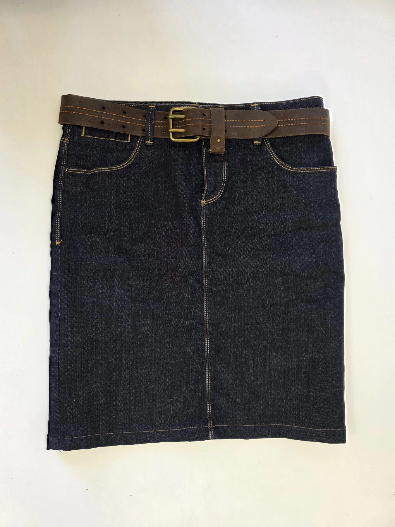 Modna stylizacja premium z odzieży używanej składająca się z czerwonej bluzki w kwiaty Tom Tailor oraz jeansowej spódnicy Zara z paskiem