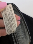 Modna stylizacja premium z odzieży używanej składająca się z czerwonej bluzki w kwiaty Tom Tailor oraz jeansowej spódnicy Zara z paskiem