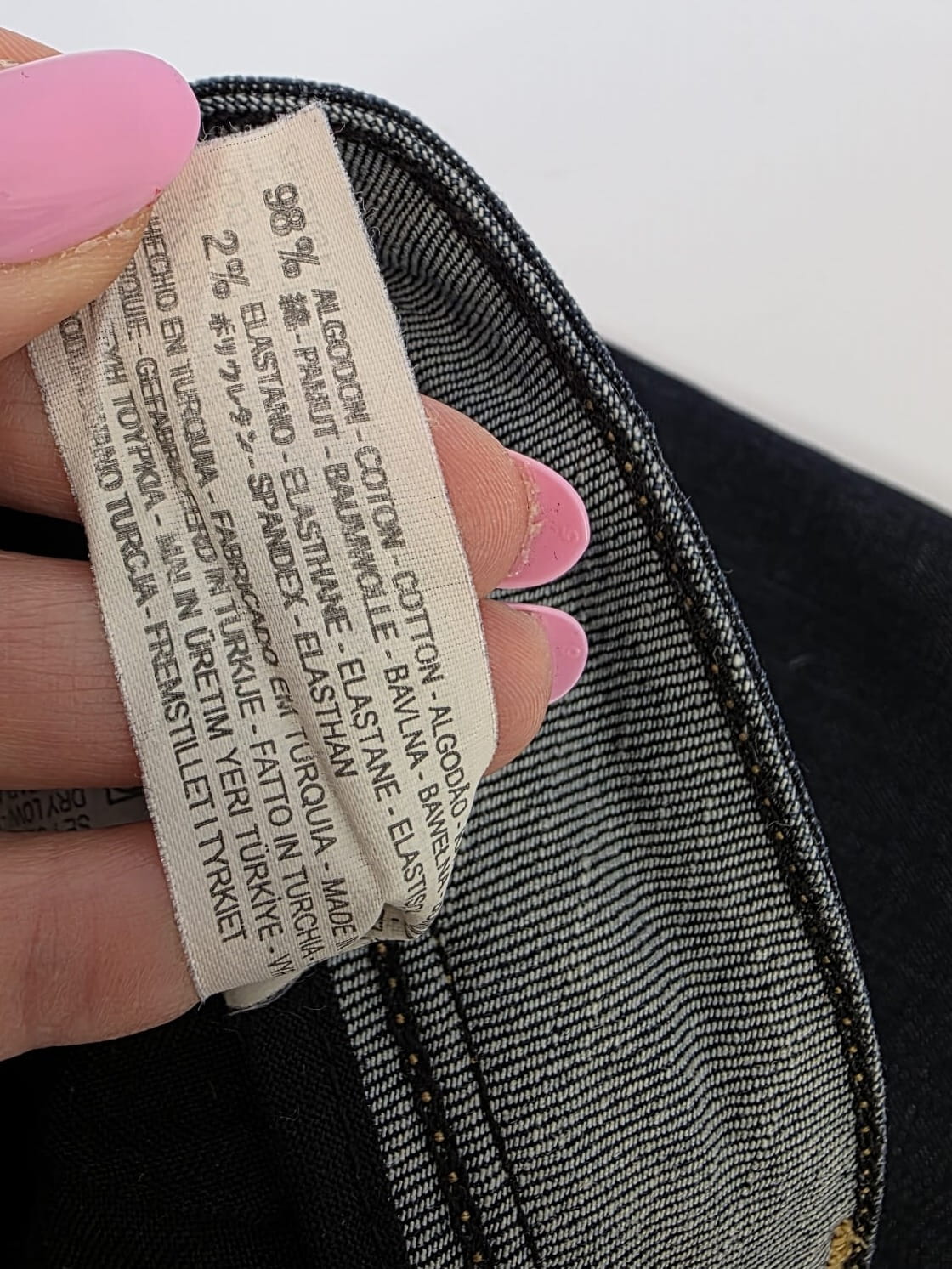 Modna stylizacja premium z odzieży używanej składająca się z czerwonej bluzki w kwiaty Tom Tailor oraz jeansowej spódnicy Zara z paskiem