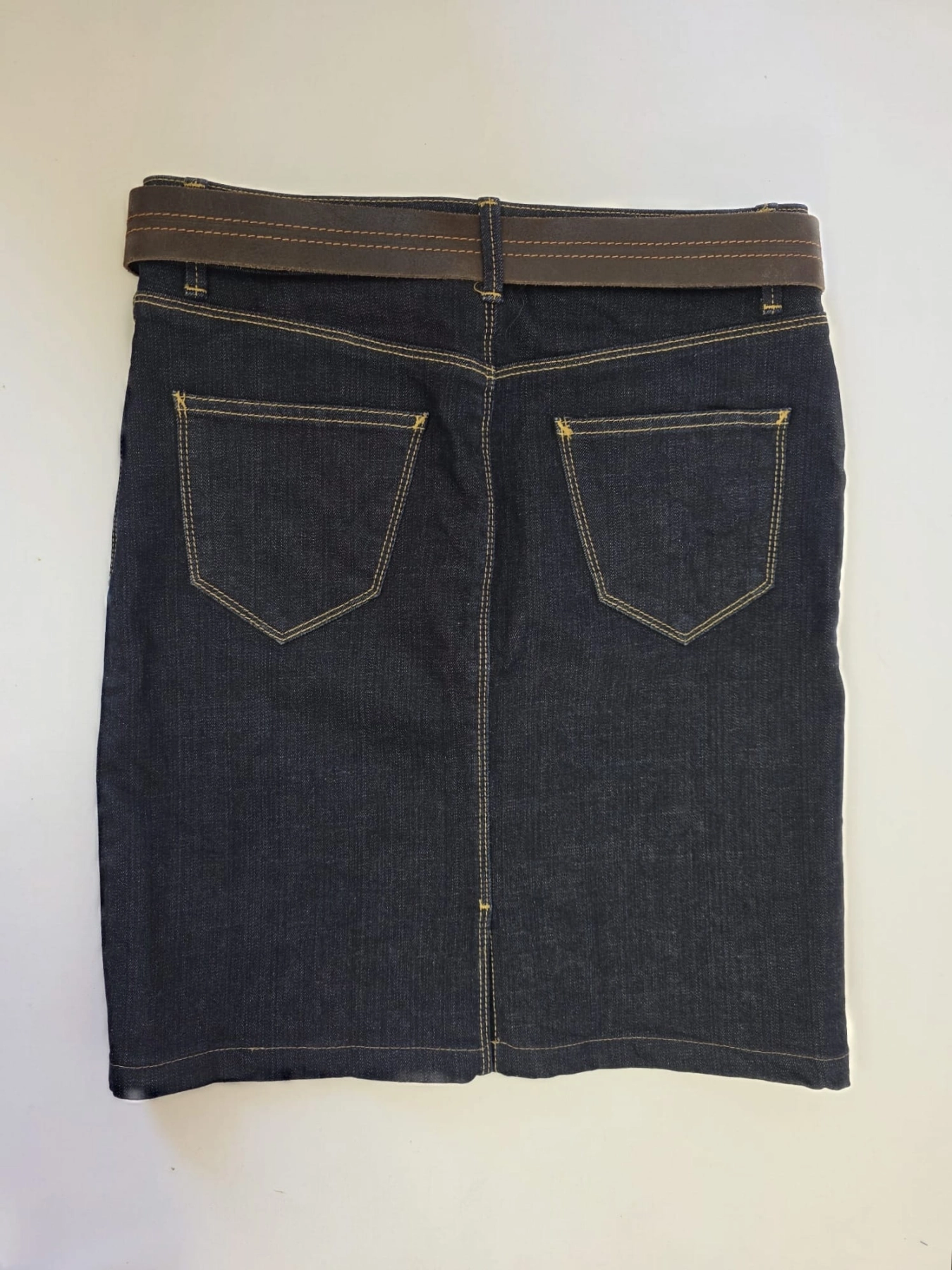 Modna stylizacja premium z odzieży używanej składająca się z czerwonej bluzki w kwiaty Tom Tailor oraz jeansowej spódnicy Zara z paskiem