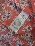 Modna stylizacja premium z odzieży używanej składająca się z czerwonej bluzki w kwiaty Tom Tailor oraz jeansowej spódnicy Zara z paskiem