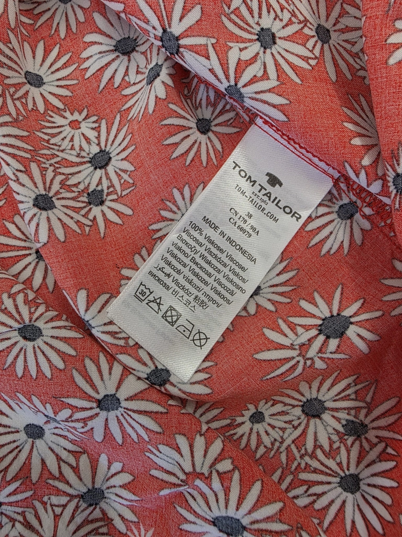 Modna stylizacja premium z odzieży używanej składająca się z czerwonej bluzki w kwiaty Tom Tailor oraz jeansowej spódnicy Zara z paskiem