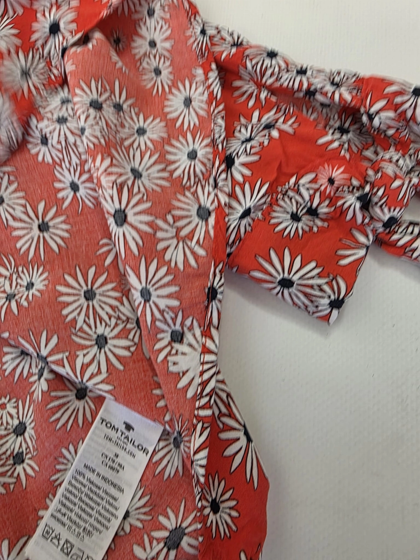 Modna stylizacja premium z odzieży używanej składająca się z czerwonej bluzki w kwiaty Tom Tailor oraz jeansowej spódnicy Zara z paskiem