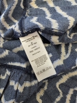Wiskozowa sukienka premium marki Tom Tailor Denim w geometryczne fale, z ozdobnymi falbankami na ramionach, idealna do casualowych i eleganckich stylizacji