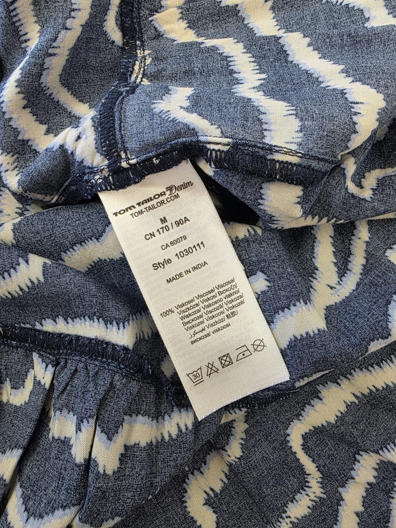 Wiskozowa sukienka premium marki Tom Tailor Denim w geometryczne fale, z ozdobnymi falbankami na ramionach, idealna do casualowych i eleganckich stylizacji