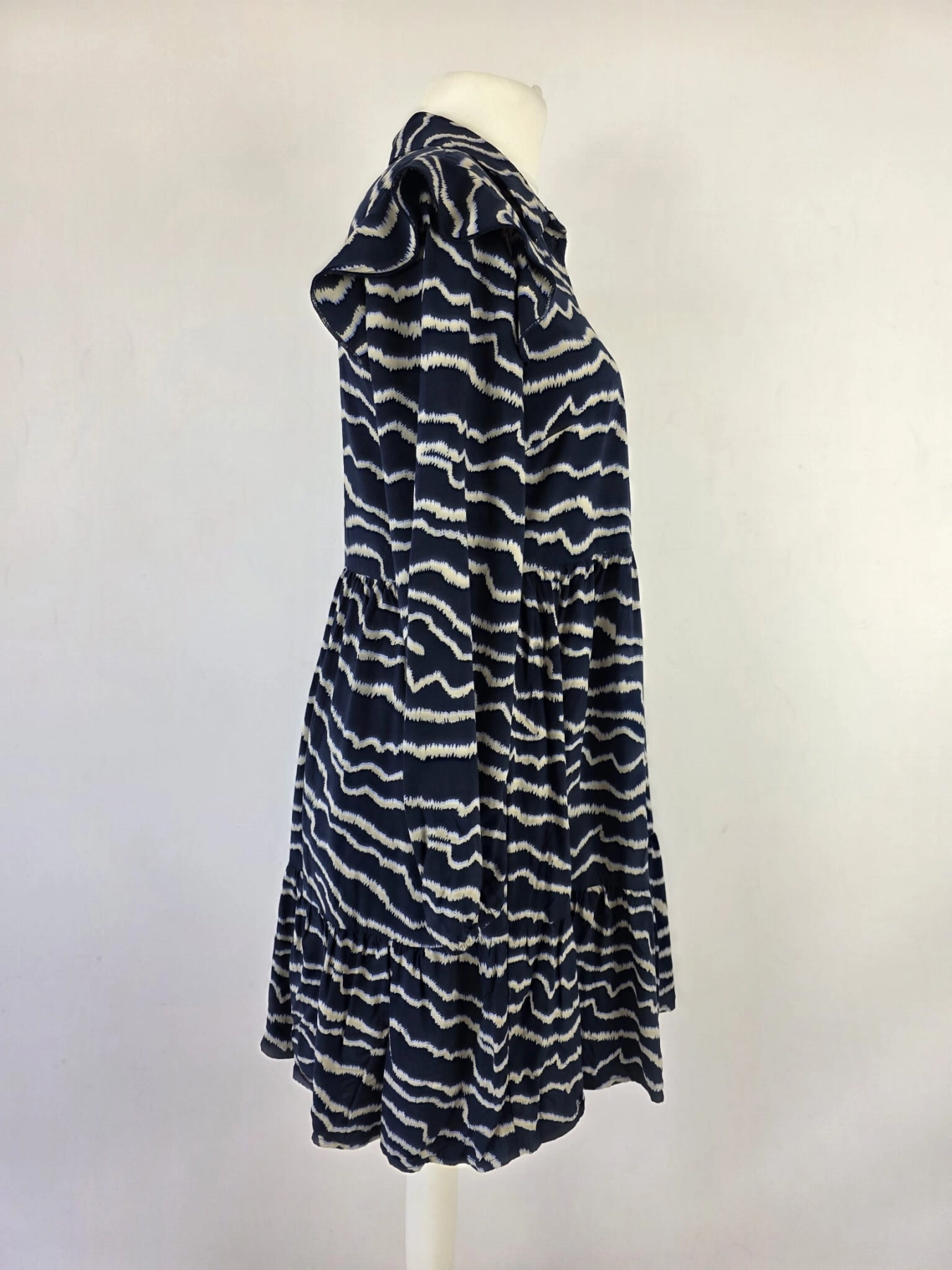 Wiskozowa sukienka premium marki Tom Tailor Denim w geometryczne fale, z ozdobnymi falbankami na ramionach, idealna do casualowych i eleganckich stylizacji