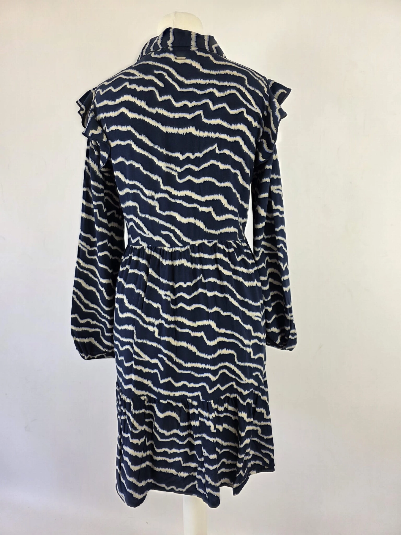 Wiskozowa sukienka premium marki Tom Tailor Denim w geometryczne fale, z ozdobnymi falbankami na ramionach, idealna do casualowych i eleganckich stylizacji