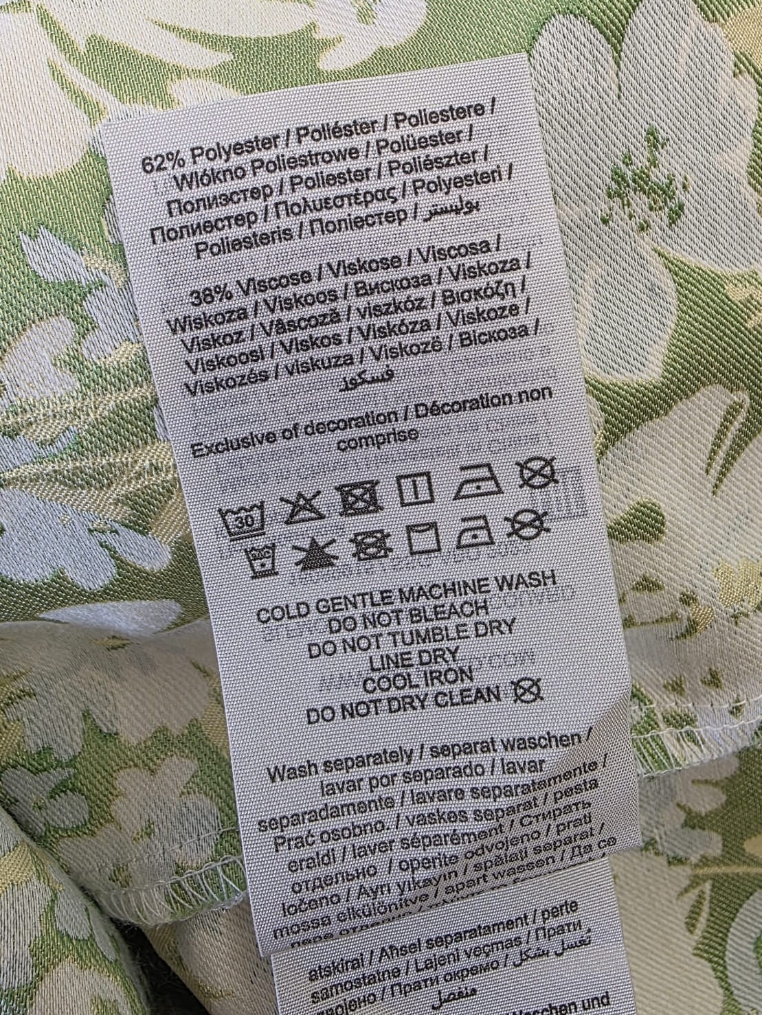 Żakardowa sukienka mini w zielone kwiaty Selected Femme to wyjątkowa propozycja premium z odzieży używanej, idealna na wesela, koktajlowe przyjęcia oraz wyjątkowe letnie wyjścia