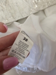 Ekskluzywna sukienka koktajlowa Monnari w kolorze srebrno-białym, wykonana z efektownego żakardu w kwiaty, idealna na wesele i eleganckie przyjęcia
