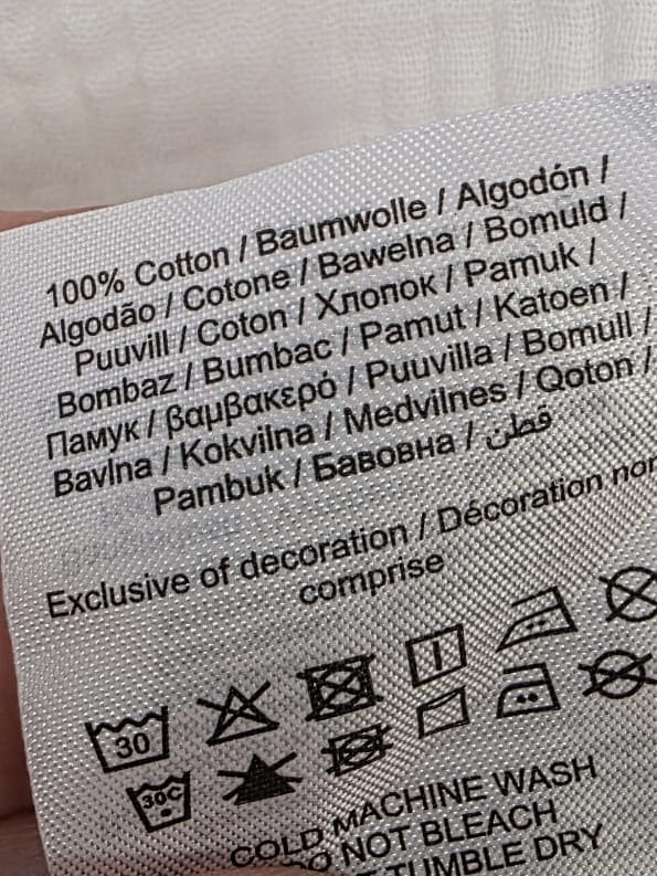 Lekka, biała sukienka muślinowa marki ONLY o fasonie tuniki z rękawem 3/4 i dekoltem V, idealna na letnie dni