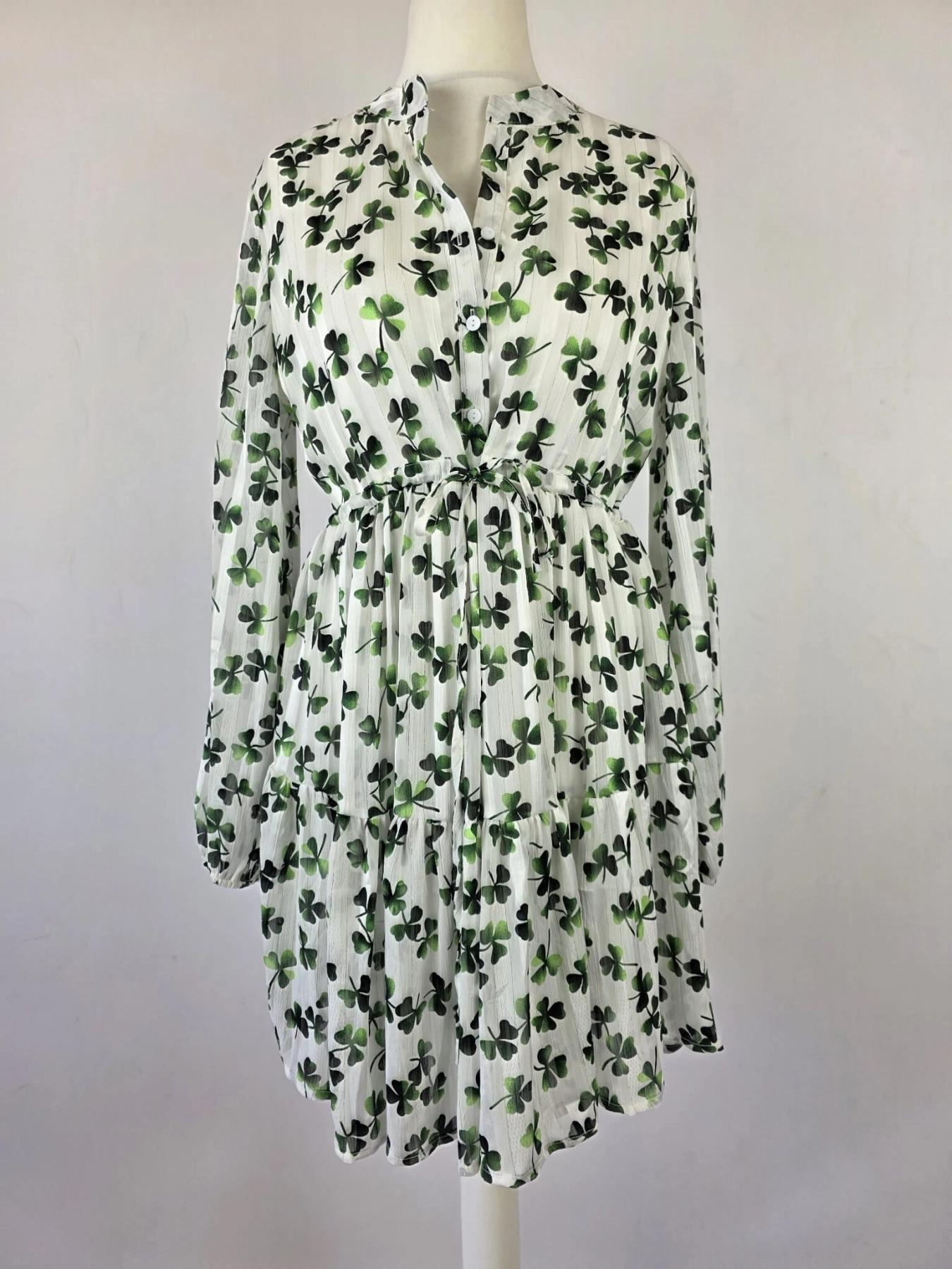 Stylowa sukienka mini w zielone koniczynki marki Bisou’s Project z regulacją w talii i elegancką falbaną, idealna na wyjątkowe okazje oraz codzienne, kobiece stylizacje