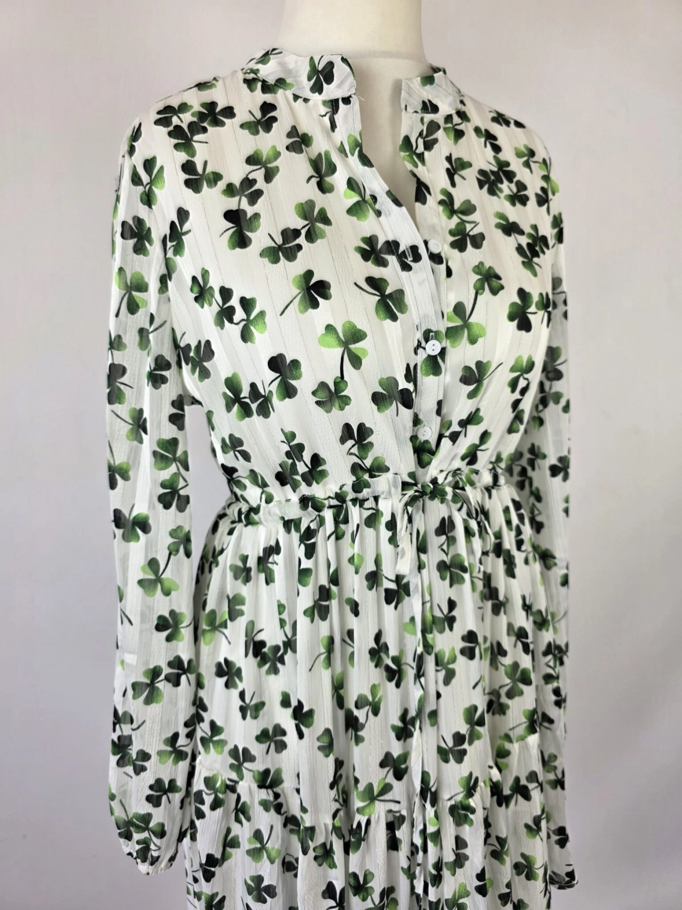 Stylowa sukienka mini w zielone koniczynki marki Bisou’s Project z regulacją w talii i elegancką falbaną, idealna na wyjątkowe okazje oraz codzienne, kobiece stylizacje