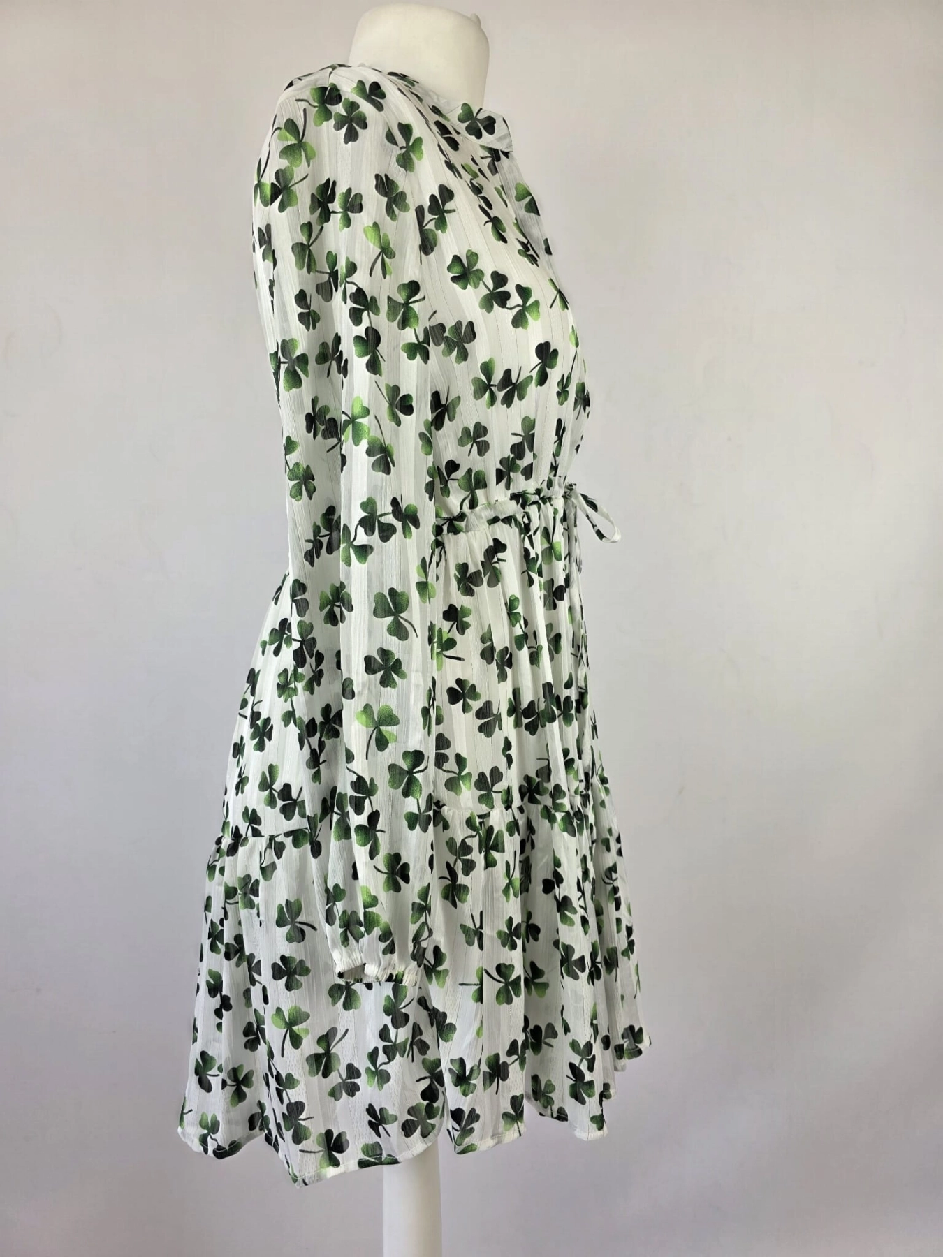 Stylowa sukienka mini w zielone koniczynki marki Bisou’s Project z regulacją w talii i elegancką falbaną, idealna na wyjątkowe okazje oraz codzienne, kobiece stylizacje