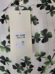 Stylowa sukienka mini w zielone koniczynki marki Bisou’s Project z regulacją w talii i elegancką falbaną, idealna na wyjątkowe okazje oraz codzienne, kobiece stylizacje