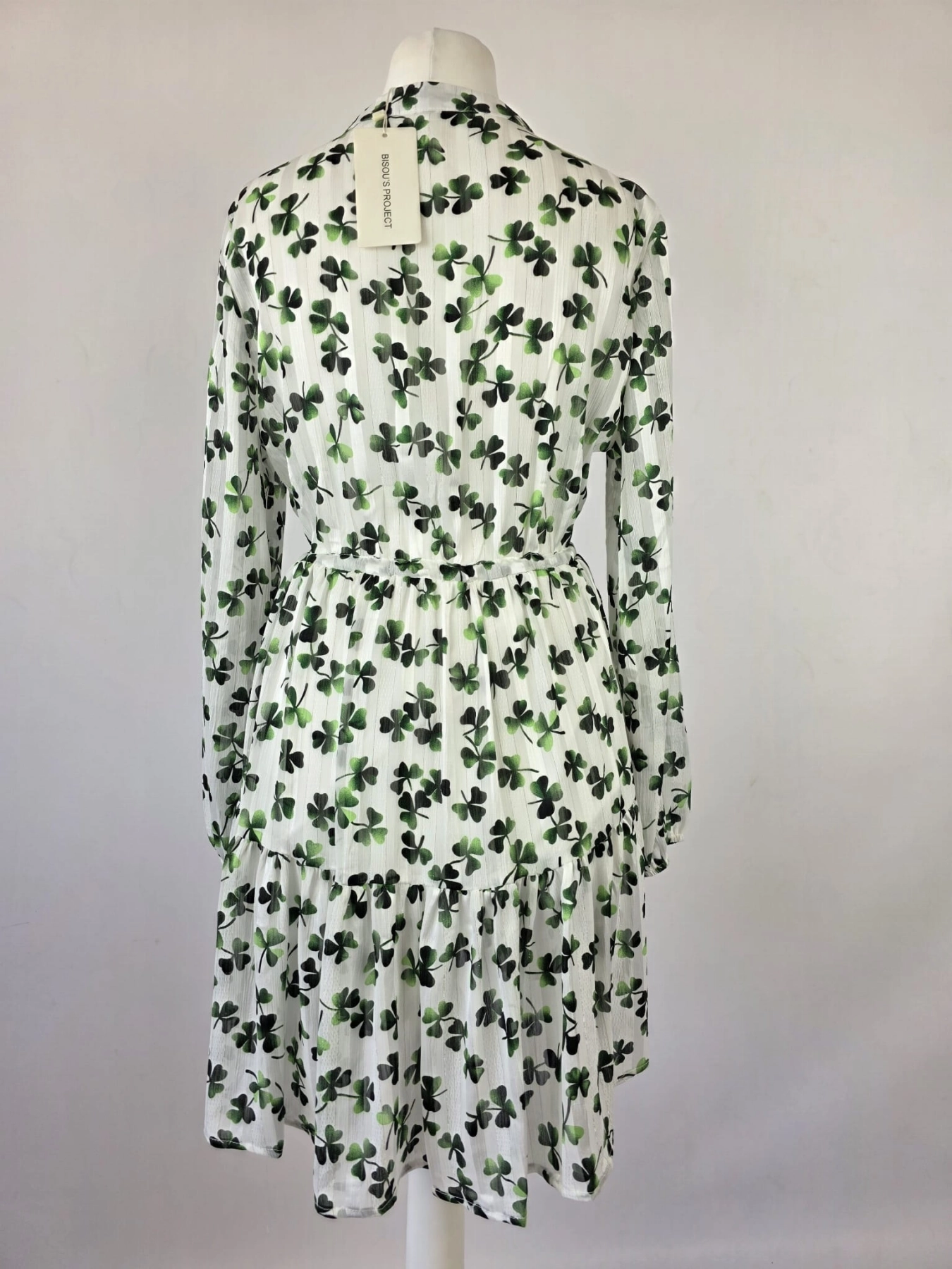 Stylowa sukienka mini w zielone koniczynki marki Bisou’s Project z regulacją w talii i elegancką falbaną, idealna na wyjątkowe okazje oraz codzienne, kobiece stylizacje