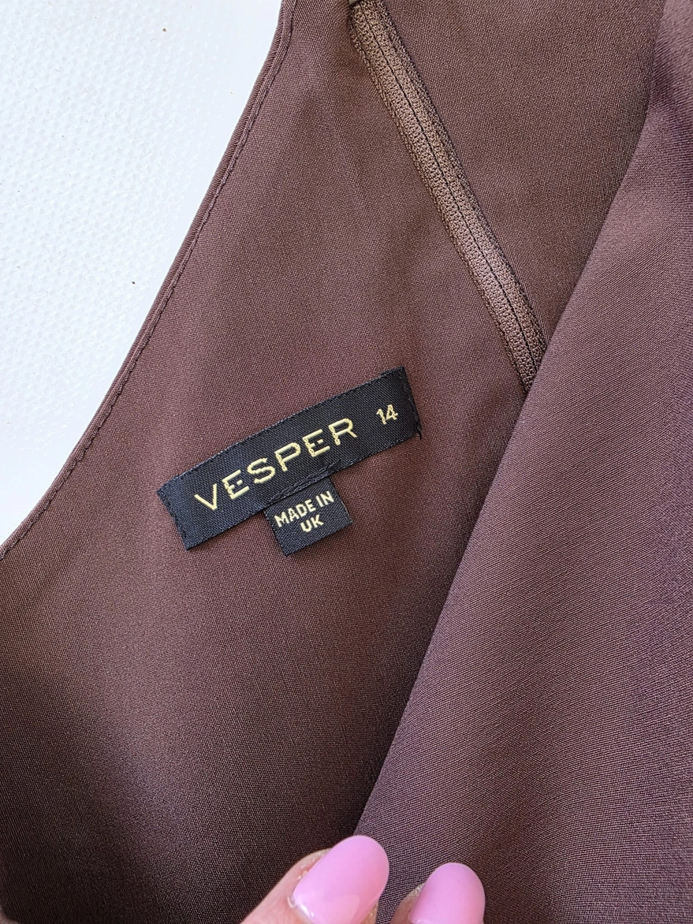 Elegancka brązowa sukienka maxi na jedno ramię marki Vesper, idealna na wesele i wieczorne wyjścia, podkreślająca kobiecą sylwetkę