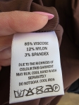 Elegancka brązowa sukienka maxi na jedno ramię marki Vesper, idealna na wesele i wieczorne wyjścia, podkreślająca kobiecą sylwetkę