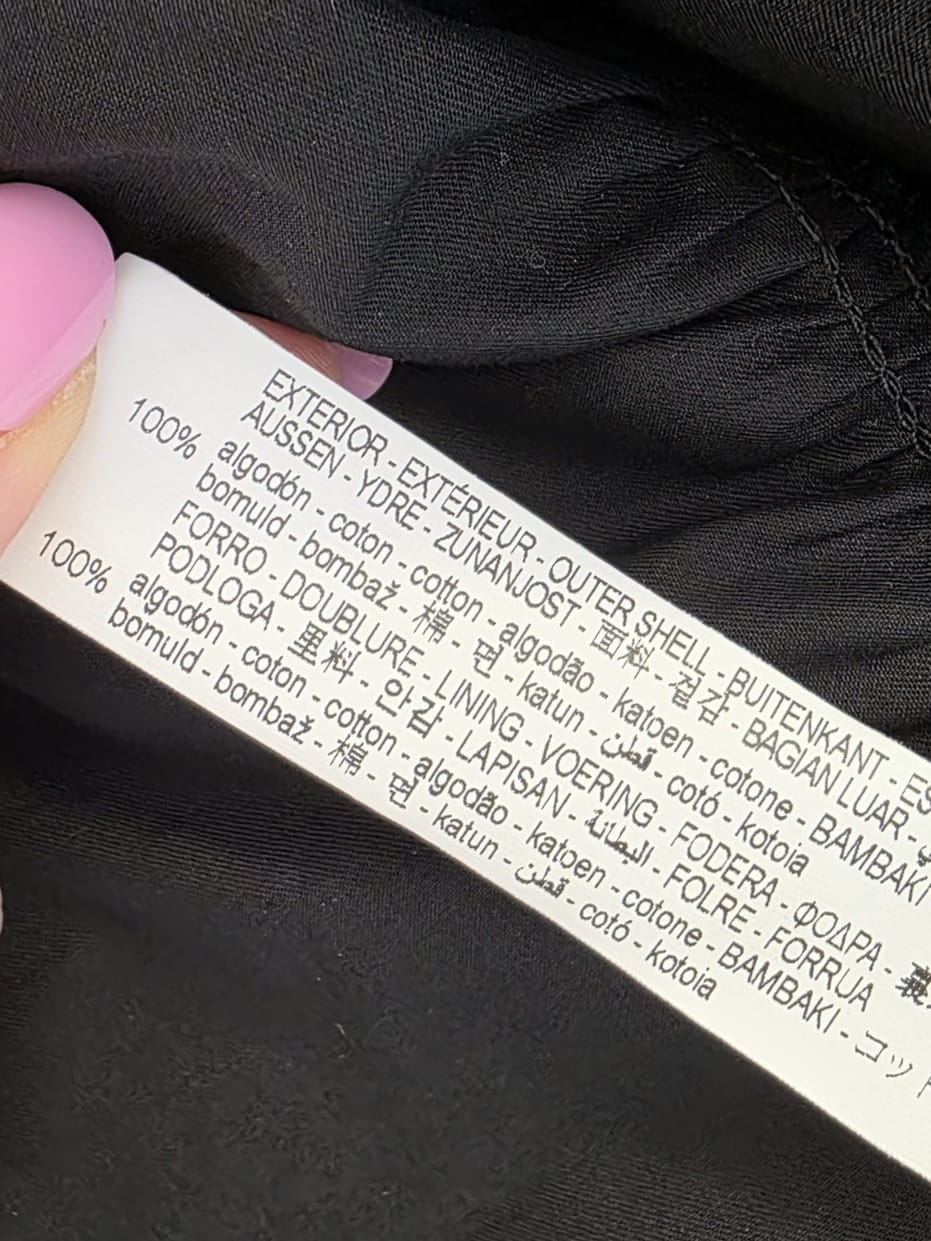 Czarna, bawełniana sukienka mini na ramiączkach z głębokim dekoltem i wiązaniem na plecach, idealna na lato w stylu premium second hand