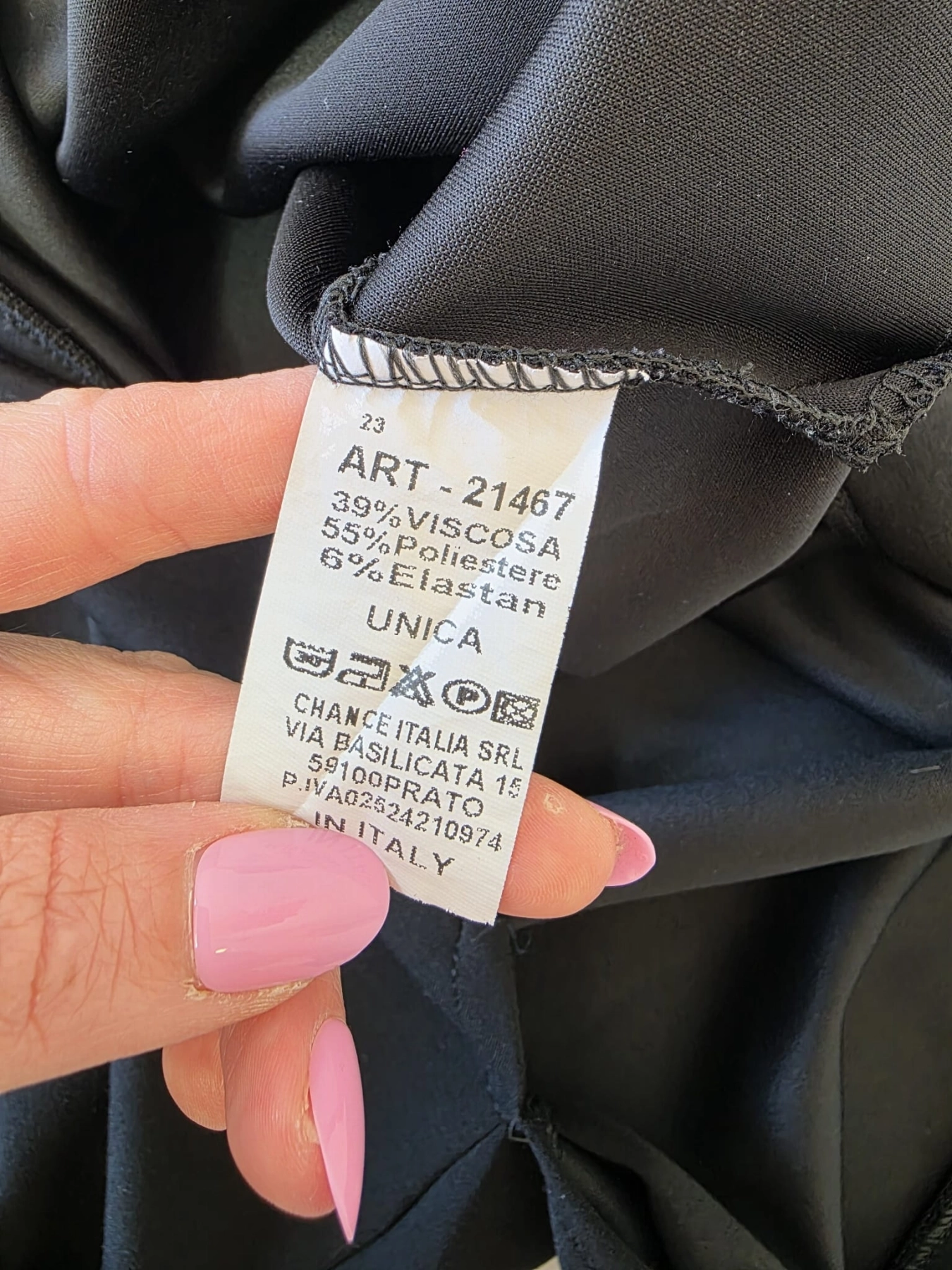 Markowy komplet damski składający się z czarnej bluzki oversize Made in Italy oraz bawełnianej spódnicy midi Lindex w kolorze musztardowym