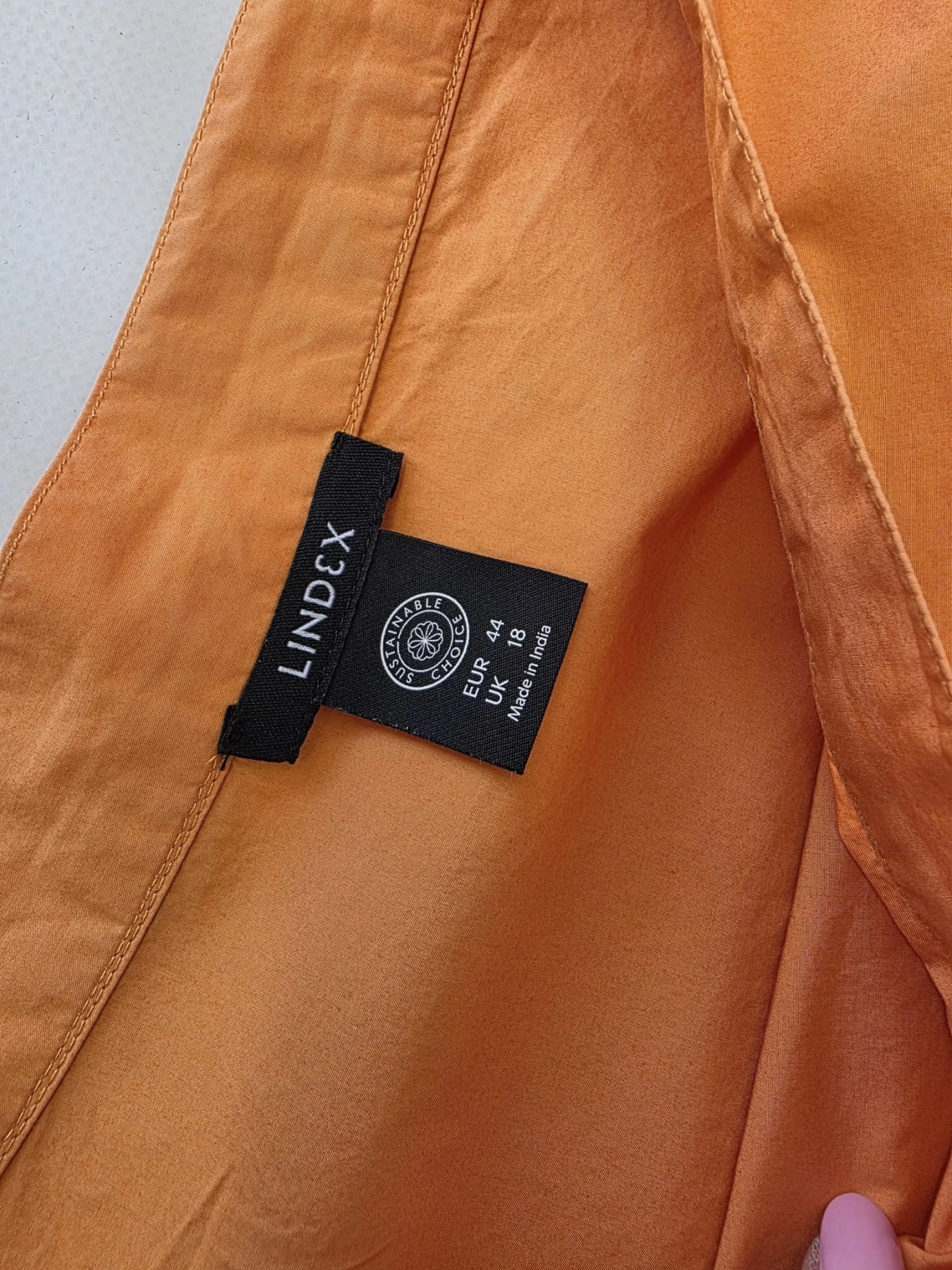 Markowy komplet damski składający się z czarnej bluzki oversize Made in Italy oraz bawełnianej spódnicy midi Lindex w kolorze musztardowym
