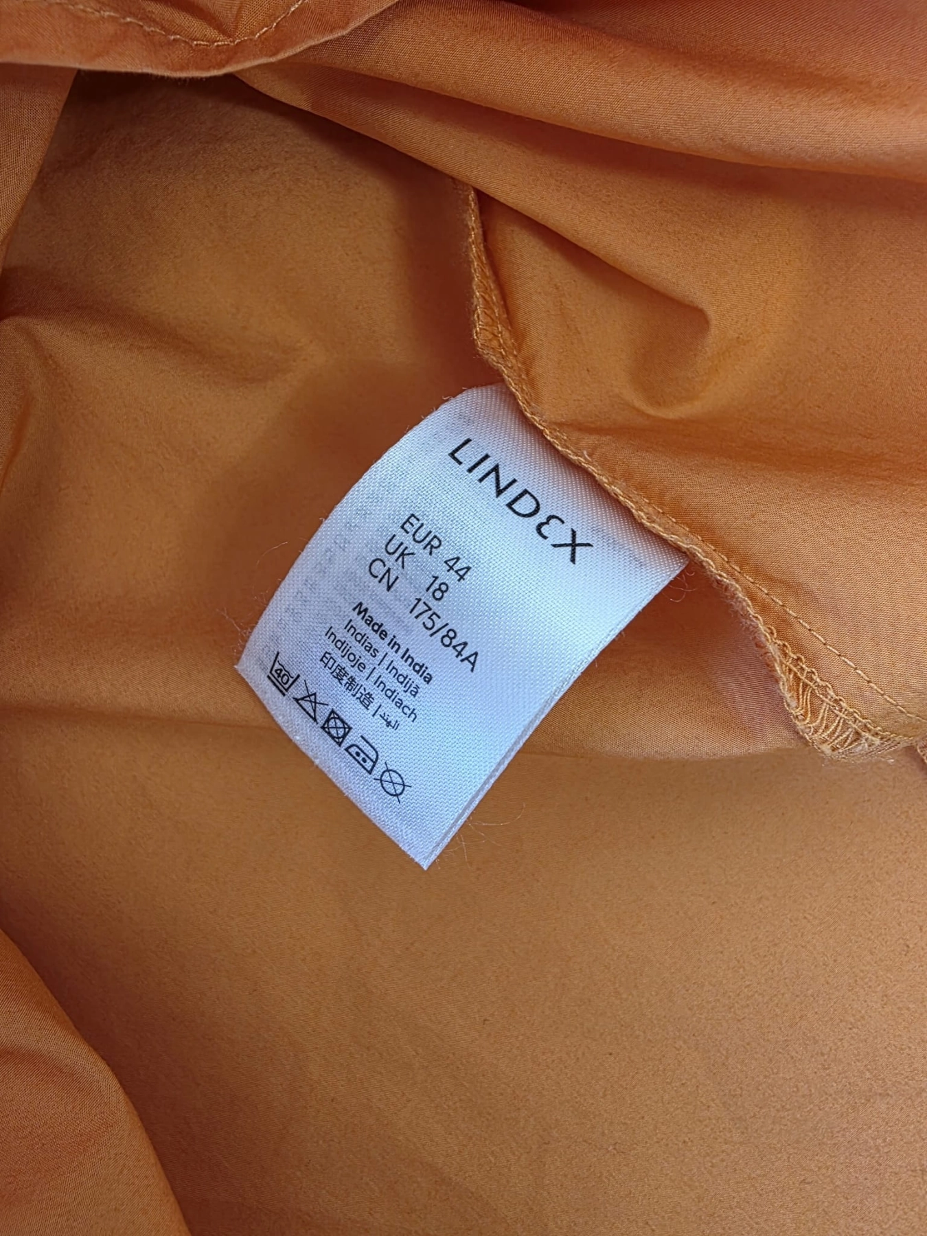 Markowy komplet damski składający się z czarnej bluzki oversize Made in Italy oraz bawełnianej spódnicy midi Lindex w kolorze musztardowym
