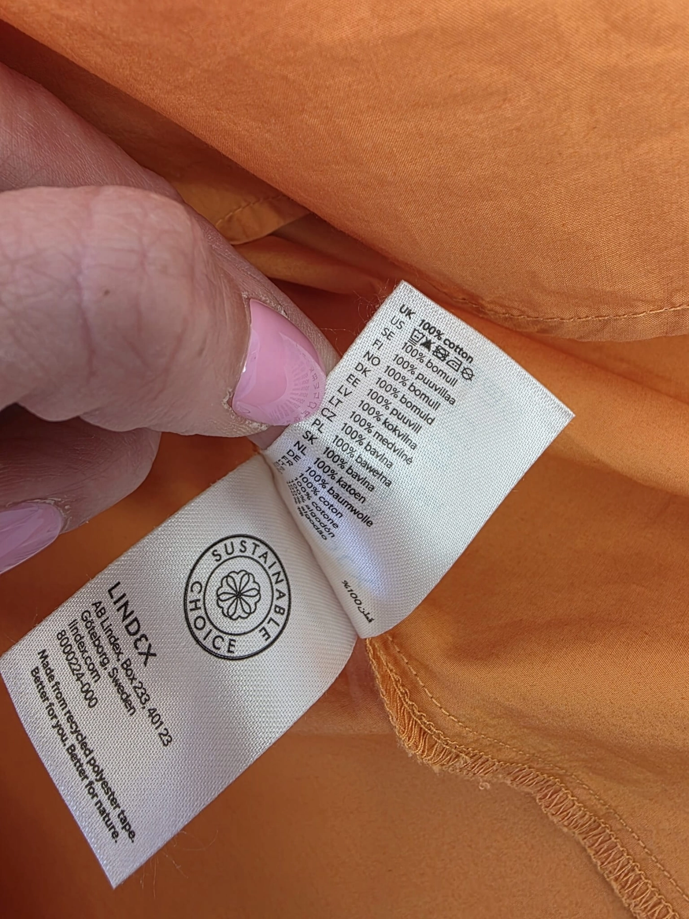 Markowy komplet damski składający się z czarnej bluzki oversize Made in Italy oraz bawełnianej spódnicy midi Lindex w kolorze musztardowym