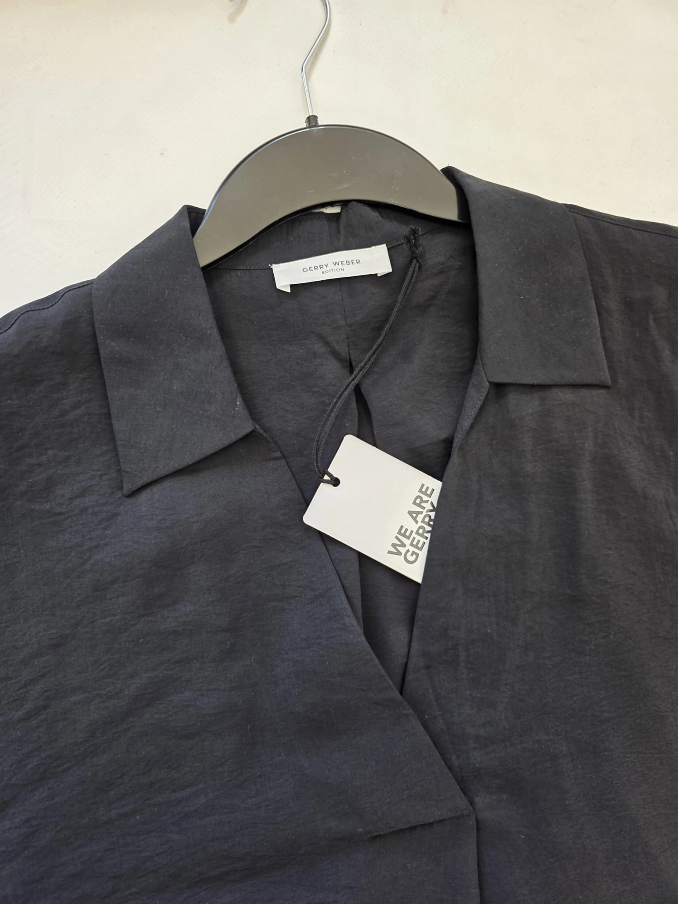 Komplet damski premium składający się z czarnej bluzki koszulowej Gerry Weber oraz brzoskwiniowej spódnicy maxi z rozcięciem The Wess