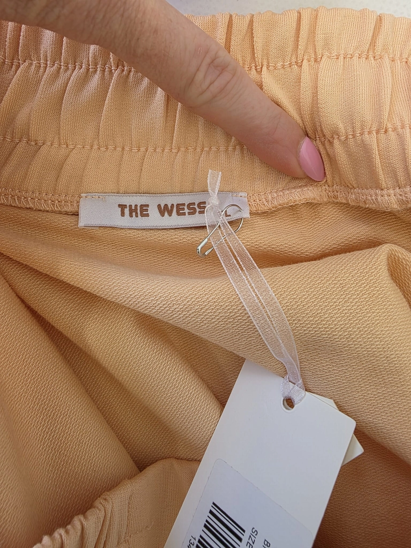 Komplet damski premium składający się z czarnej bluzki koszulowej Gerry Weber oraz brzoskwiniowej spódnicy maxi z rozcięciem The Wess