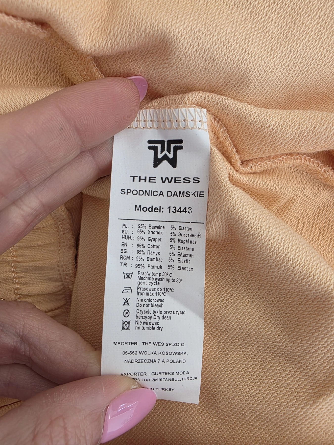 Komplet damski premium składający się z czarnej bluzki koszulowej Gerry Weber oraz brzoskwiniowej spódnicy maxi z rozcięciem The Wess
