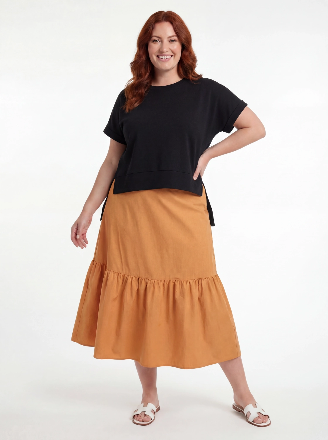 Markowy komplet damski składający się z czarnej bluzki oversize Made in Italy oraz bawełnianej spódnicy midi Lindex w kolorze musztardowym