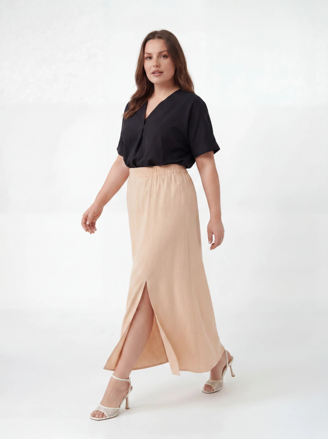 Komplet damski premium składający się z czarnej bluzki koszulowej Gerry Weber oraz brzoskwiniowej spódnicy maxi z rozcięciem The Wess