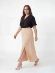 Komplet damski premium składający się z czarnej bluzki koszulowej Gerry Weber oraz brzoskwiniowej spódnicy maxi z rozcięciem The Wess