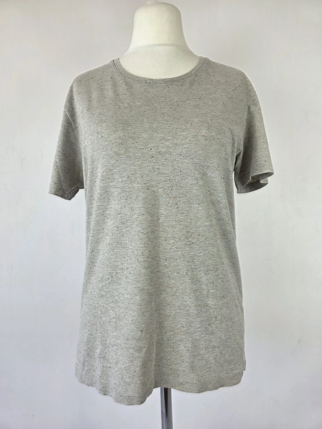 Markowy szary t-shirt damski COS wykonany w 100% z bawełny premium z unikalnym, kolorowym nakropieniem