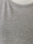 Markowy szary t-shirt damski COS wykonany w 100% z bawełny premium z unikalnym, kolorowym nakropieniem