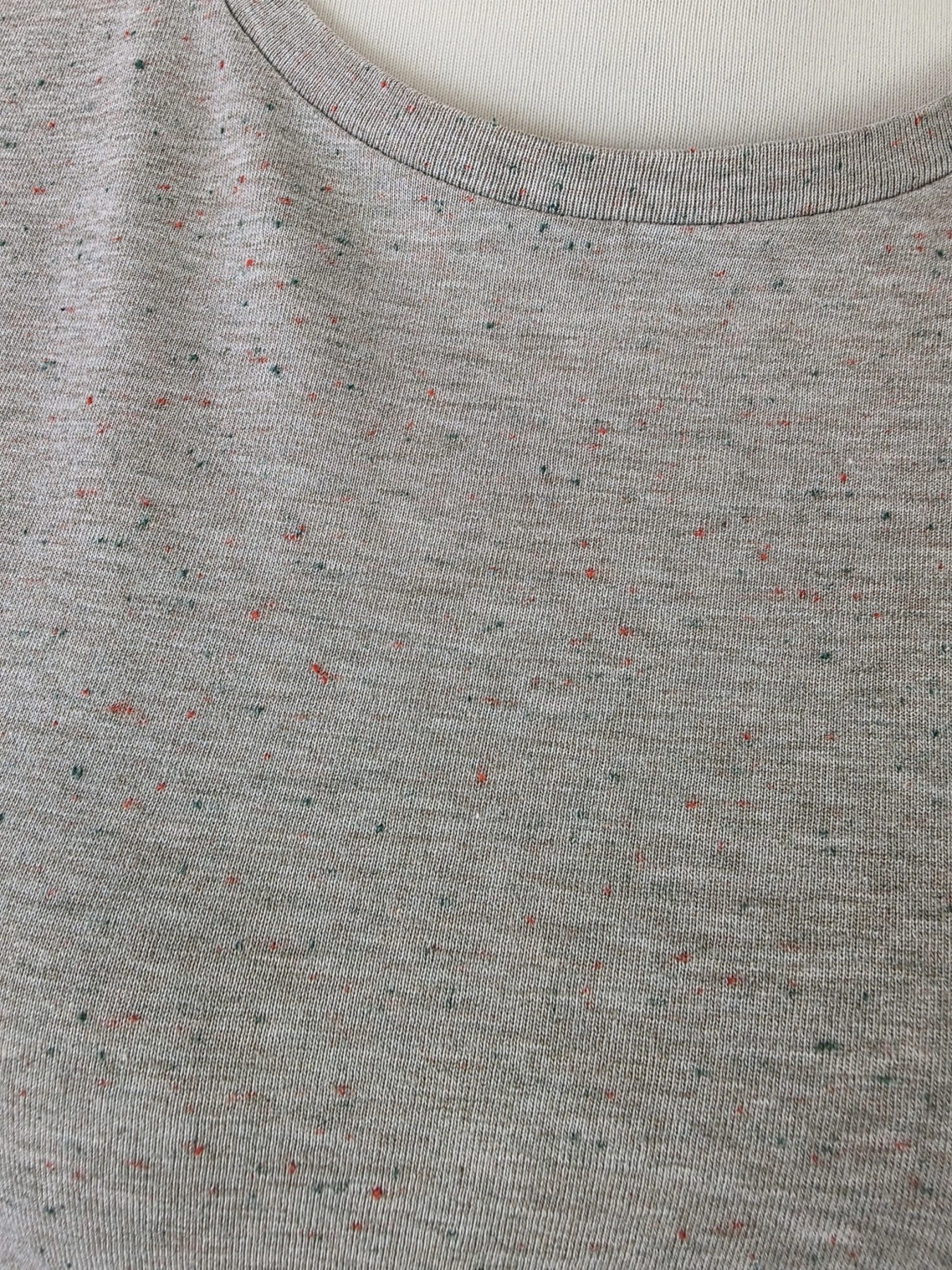 Markowy szary t-shirt damski COS wykonany w 100% z bawełny premium z unikalnym, kolorowym nakropieniem