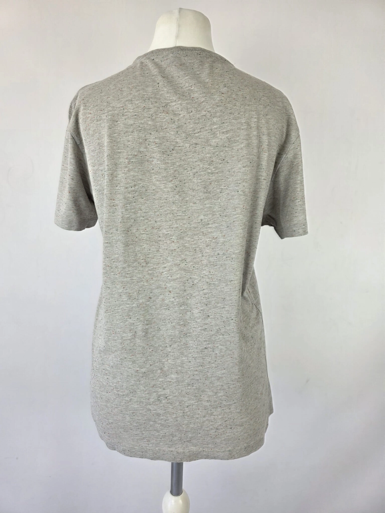Markowy szary t-shirt damski COS wykonany w 100% z bawełny premium z unikalnym, kolorowym nakropieniem