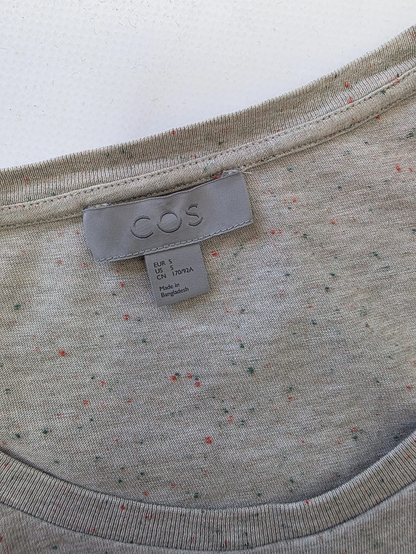 Markowy szary t-shirt damski COS wykonany w 100% z bawełny premium z unikalnym, kolorowym nakropieniem