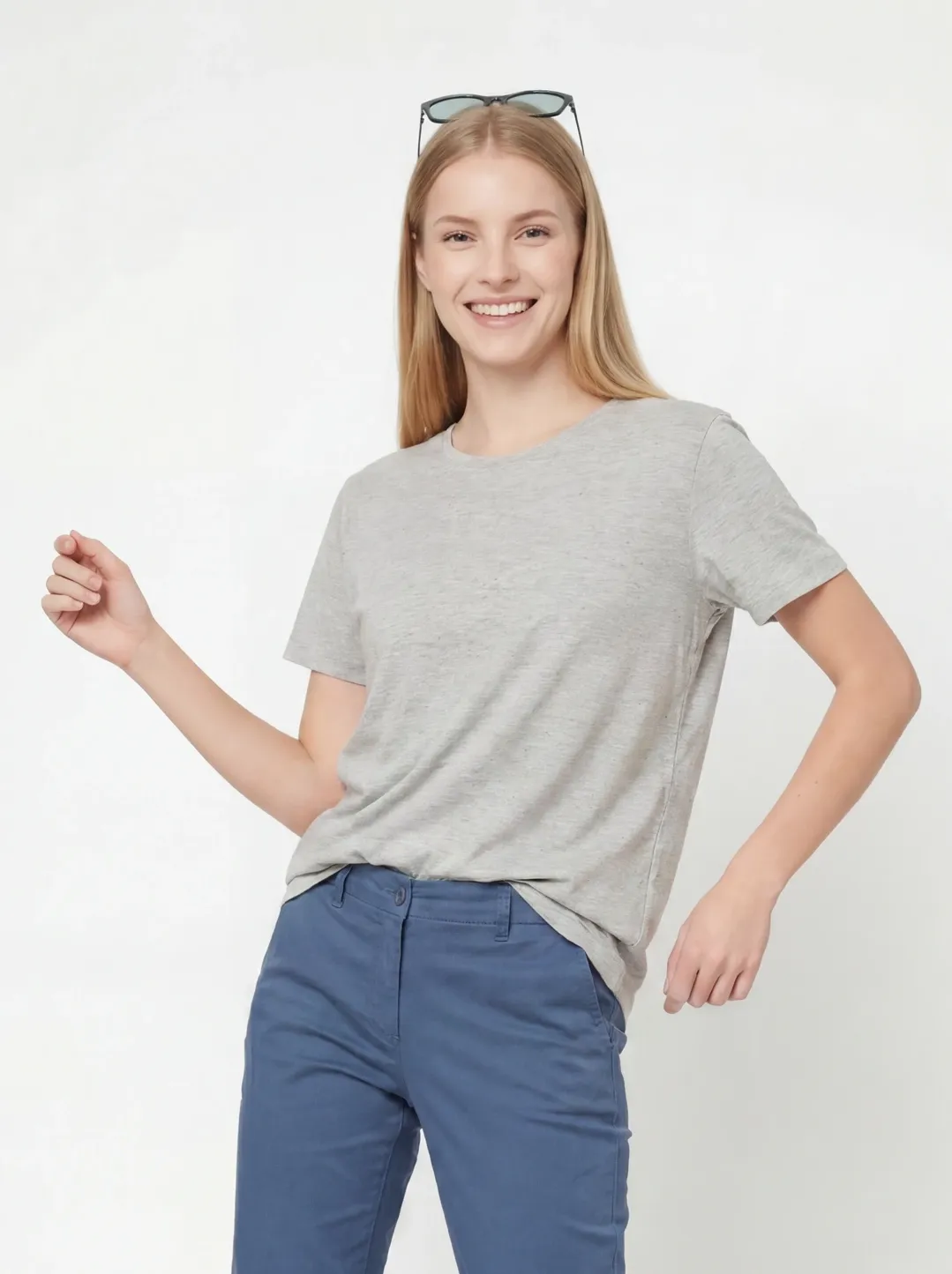 Markowy szary t-shirt damski COS wykonany w 100% z bawełny premium z unikalnym, kolorowym nakropieniem