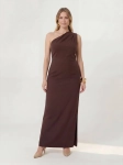 Elegancka brązowa sukienka maxi na jedno ramię marki Vesper, idealna na wesele i wieczorne wyjścia, podkreślająca kobiecą sylwetkę