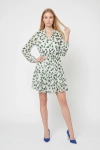 Stylowa sukienka mini w zielone koniczynki marki Bisou’s Project z regulacją w talii i elegancką falbaną, idealna na wyjątkowe okazje oraz codzienne, kobiece stylizacje
