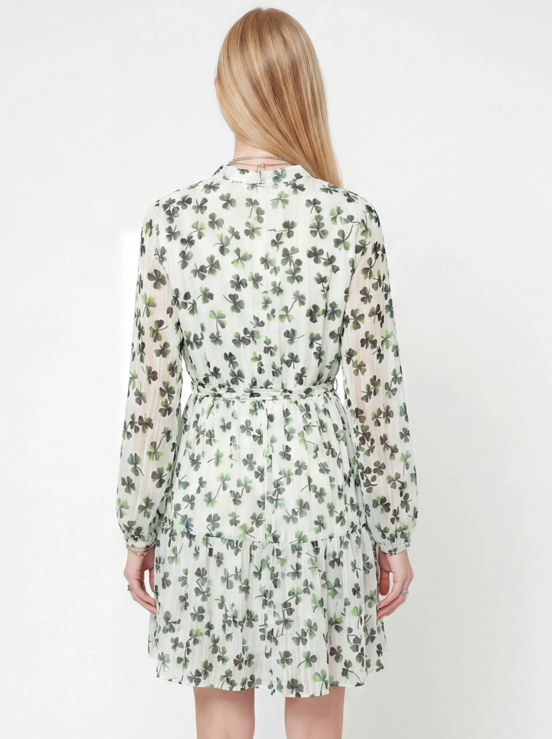 Stylowa sukienka mini w zielone koniczynki marki Bisou’s Project z regulacją w talii i elegancką falbaną, idealna na wyjątkowe okazje oraz codzienne, kobiece stylizacje