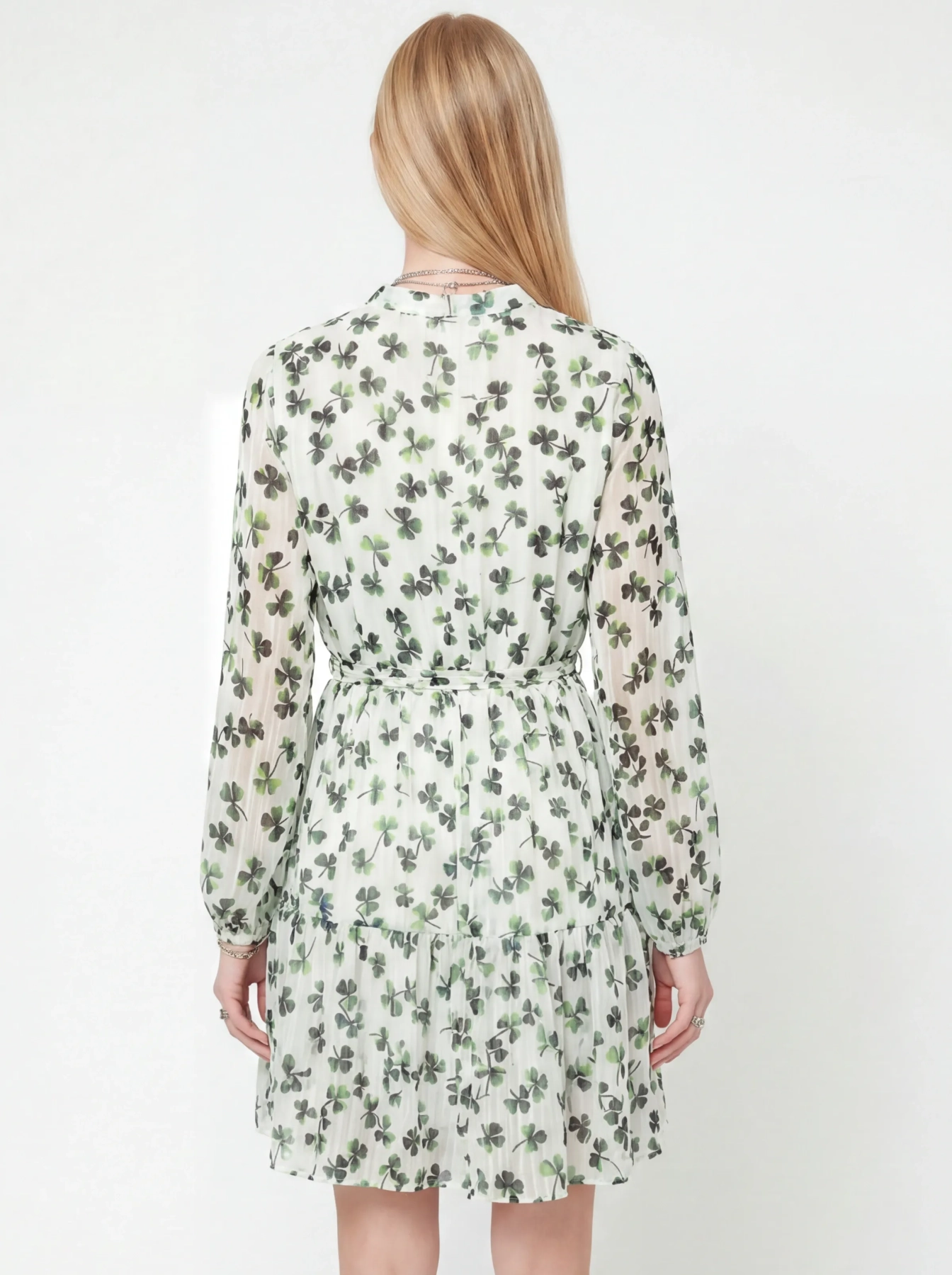 Stylowa sukienka mini w zielone koniczynki marki Bisou’s Project z regulacją w talii i elegancką falbaną, idealna na wyjątkowe okazje oraz codzienne, kobiece stylizacje