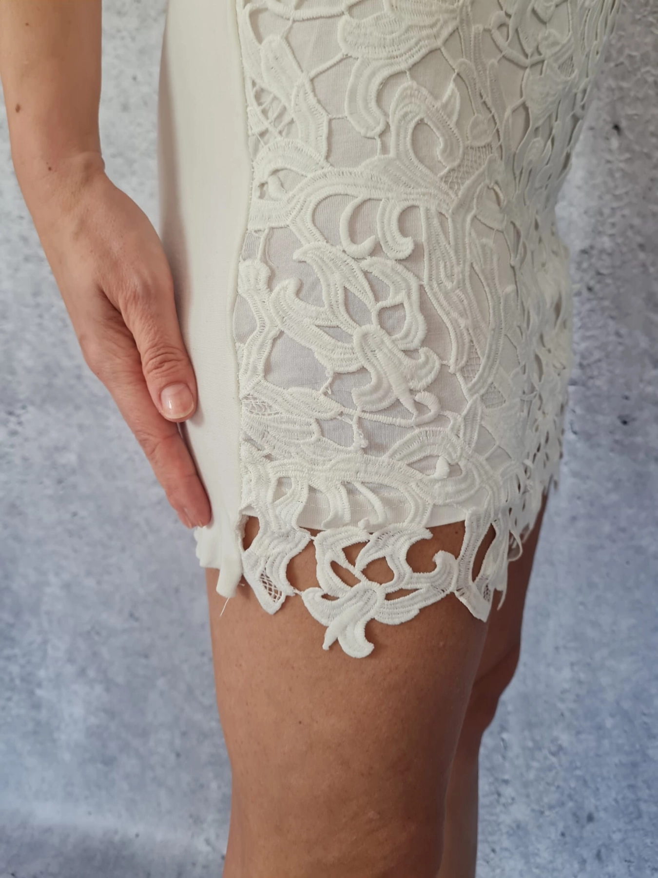 Elegancja w koronkach - biała sukienka ZARA